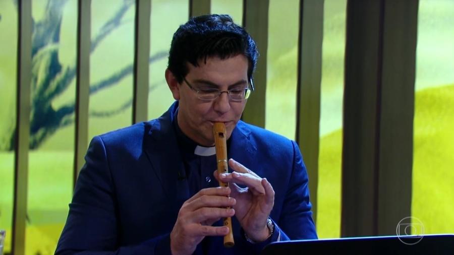 Padre Reginaldo Manzotti tocou flauta no "Conversa com Bial" - Reprodução/TV Globo