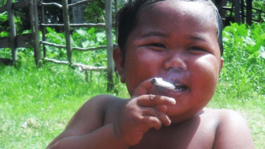 Ardi Rizal, o bebê fumante - Reprodução
