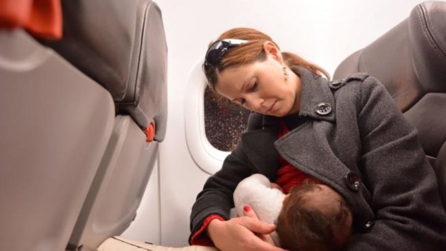 A companhia aérea holandesa KLM afirma ter como política pedir às mães que se cubram para amamentar a bordo caso outros passageiros reclamem - Getty Images