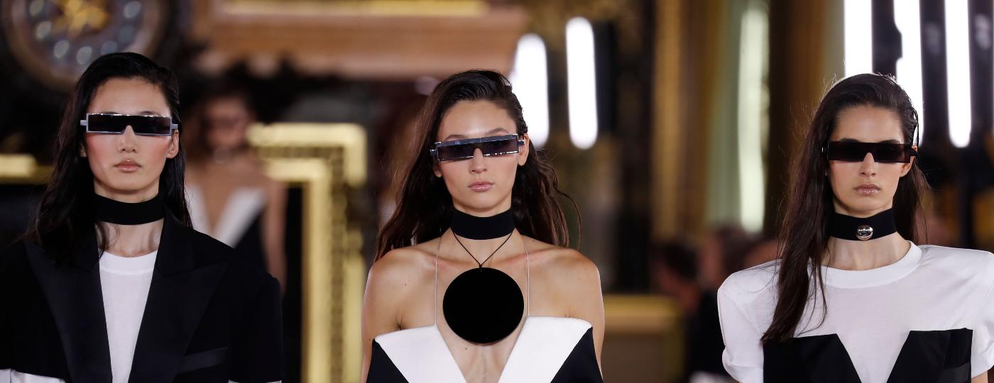 Modelos desfilam óculos de sol retangular para a Balmain durante a Semana de Moda de Paris - François Guillot/AFP