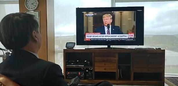 Bolsonaro faz live com Trump na TV e se irrita ao ser chamado de bajulador