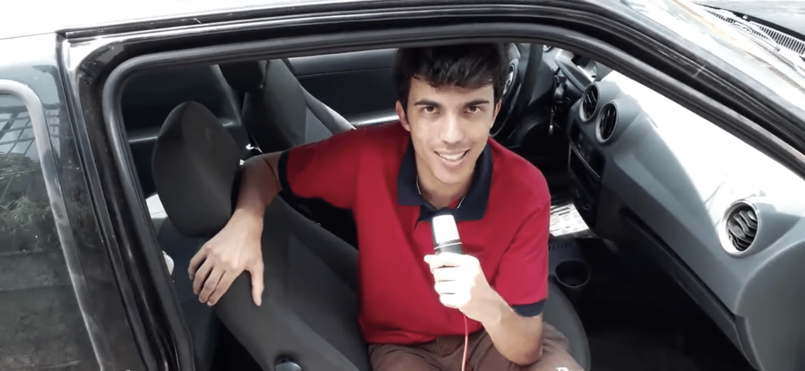 Criador do quadro Auto Pobre no Facebook e no Youtube, o humorista Stevan Gaipo avalia Gol sem freio de mão nem velocímetro: "carro nota 10 para o trabalhador brasileiro" - Reprodução
