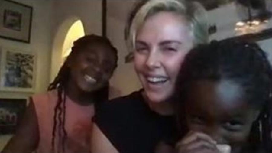 Charlize Theron e as filhas Jackson, 8 anos, e August, 4, comemoram seu aniversário de 45 anos - Reprodução/Instagram