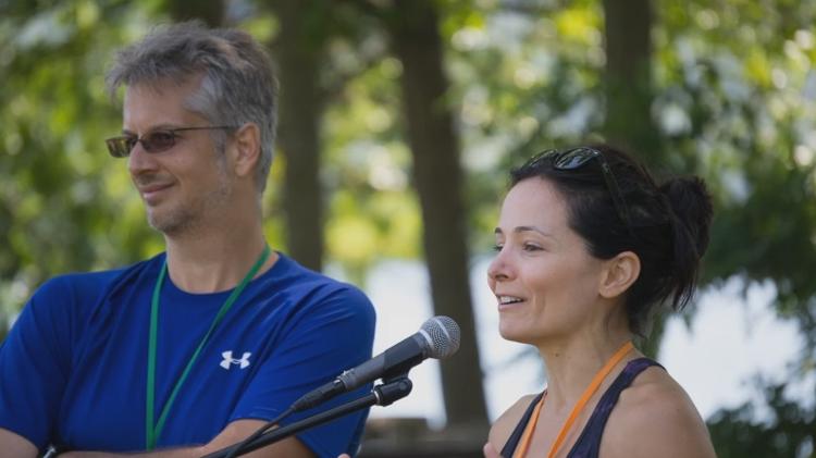 Mark Vicente e Sarah Edmondson, que deixaram o NXIVM, em cena de 'The Vow' - Divulgação - Divulgação