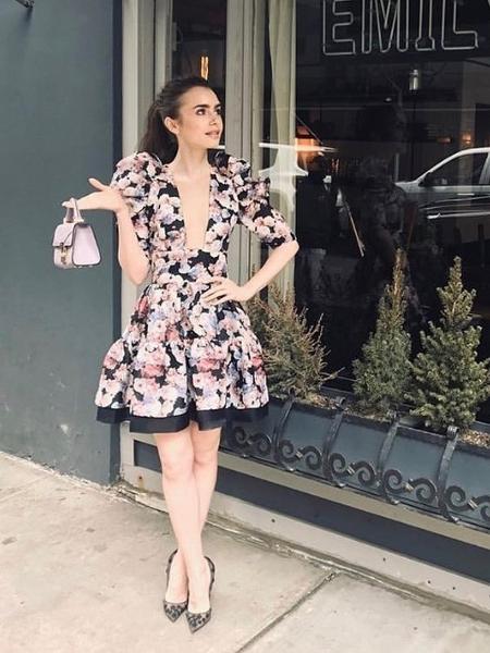 Lily Collins em cena de Emily em Paris - Reprodução/Instagram