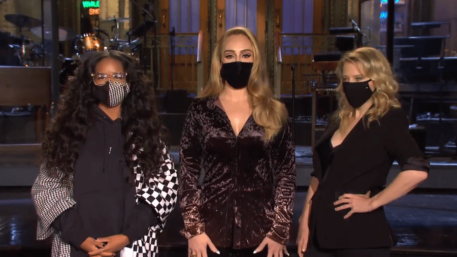 Adele (no centro) apresenta o "Saturday Night Live" deste sábado - Reprodução/Twitter
