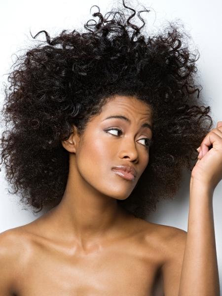 Os sintomas de envelhecimento do cabelo podem aparecer antes dos fios brancos - iStock