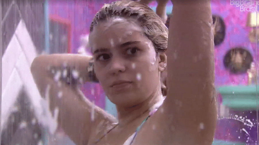 BBB 21: Viih Tube toma banho e lava o cabelo - Reprodução / Globoplay