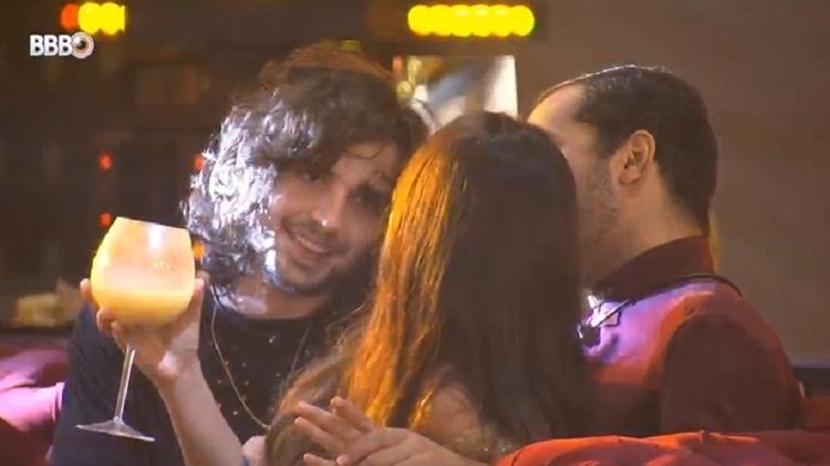 BBB 21: Fiuk, Juliette e Gilberto conversam durante festa - Reprodução/Globoplay - Reprodução/Globoplay
