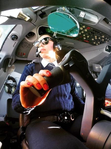 A paulista de Mauá Aline Borguetti, 32, é copilota de um Airbus A380 da Emirates - Arquivo pessoal - Arquivo pessoal
