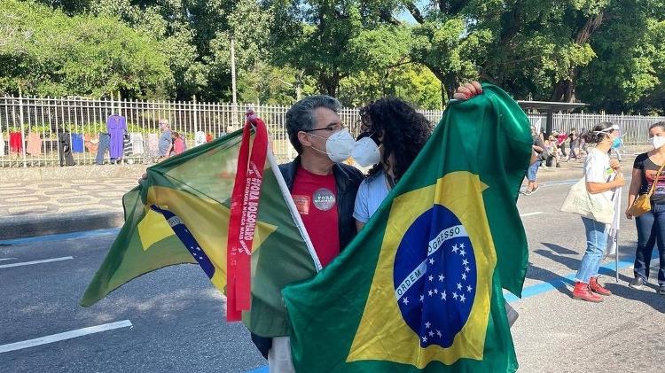 Paulo Betti e Dadá Coelho em manifestação contra Bolsonaro Paulo Betti e Dadá Coelho em manifestação contra Bolsonaro