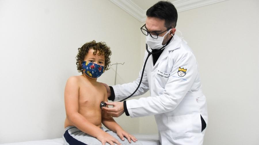 Crianças podem desenvolver sintomas após Covid-19, alerta cientista da OMS