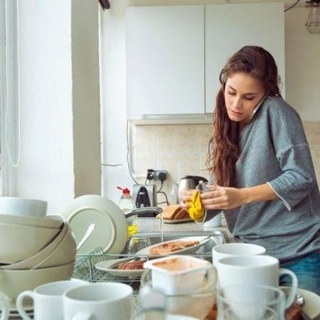 Com a pandemia, muitas mulheres viram suas responsabilidades domésticas aumentarem, tornando mais difícil a tarefa de equilibrar a vida privada com o trabalho - Getty Images