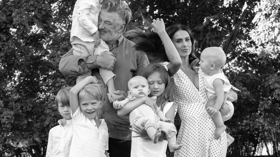 Alec Baldwin aparece ao lado da mulher e dos filhos em foto de férias  - Reprodução/Instagram