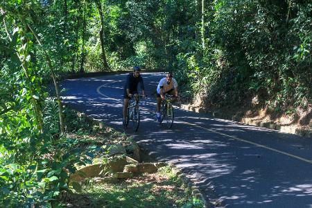 Ciclistas no Parque Nacional da Tijuca, no Rio de Janeiro - Getty Images - Getty Images
