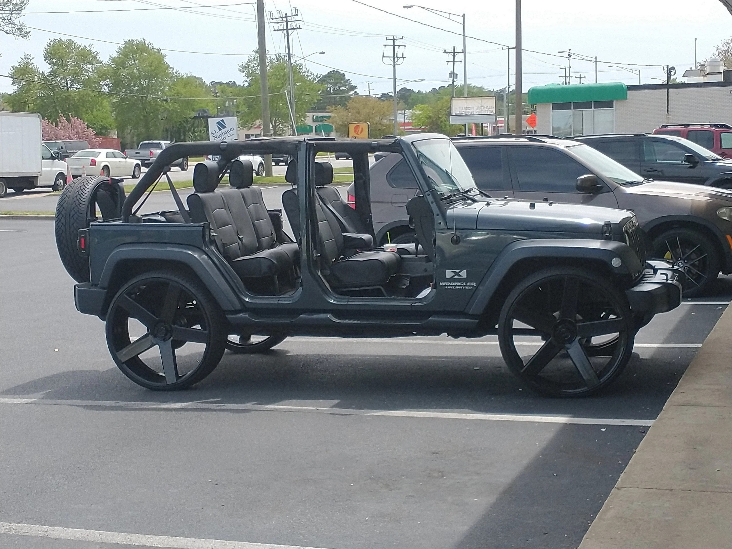 Sem carros no Salão, Chrysler fica só no papel; Wrangler é novidade