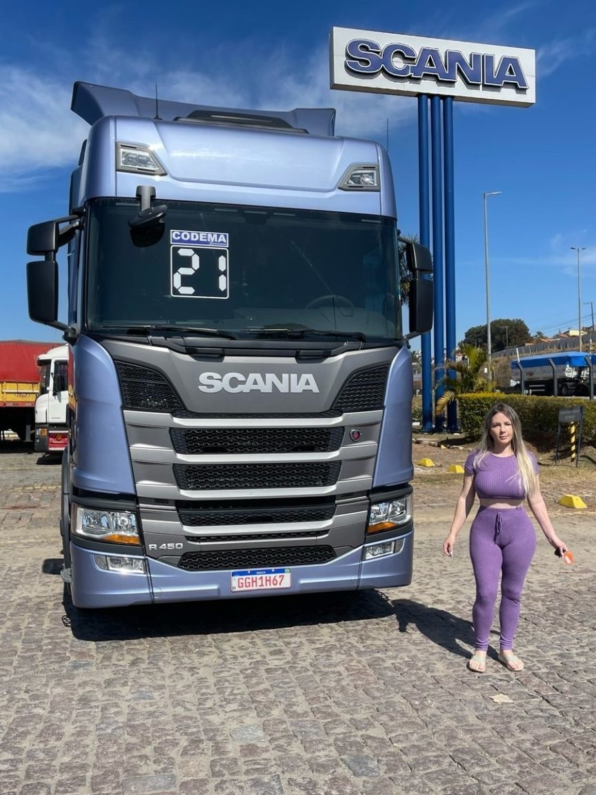 Caminhoneira youtuber retoma movimentos e volta a rodar após acidente grave  - 01092022 - UOL Carros