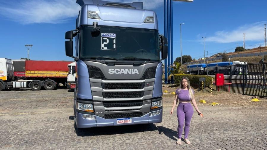 A caminhoneira Aline Fuchter comprou um Scania R450 avaliado em R$ 640 mil - Reprodução