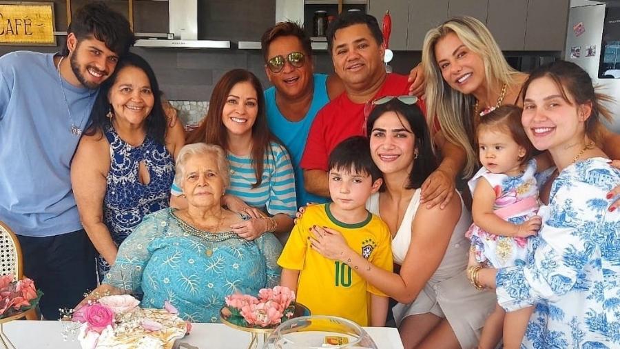 Poliana Rocha e a família do marido, Leonardo - Reprodução/Instagram