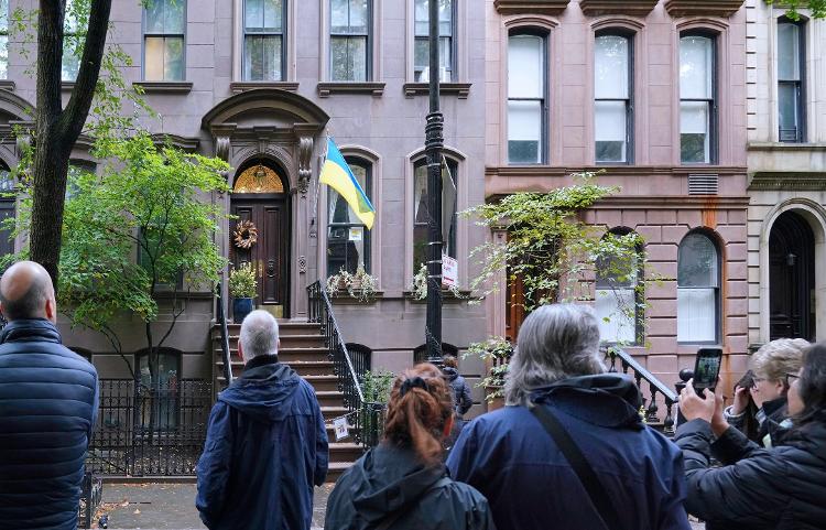 O apartamento de Carrie Bradshaw, de "Sex and the City". Sua fachada é sempre lembrada pelas cenas de encontros entre a personagem e Mr. Big