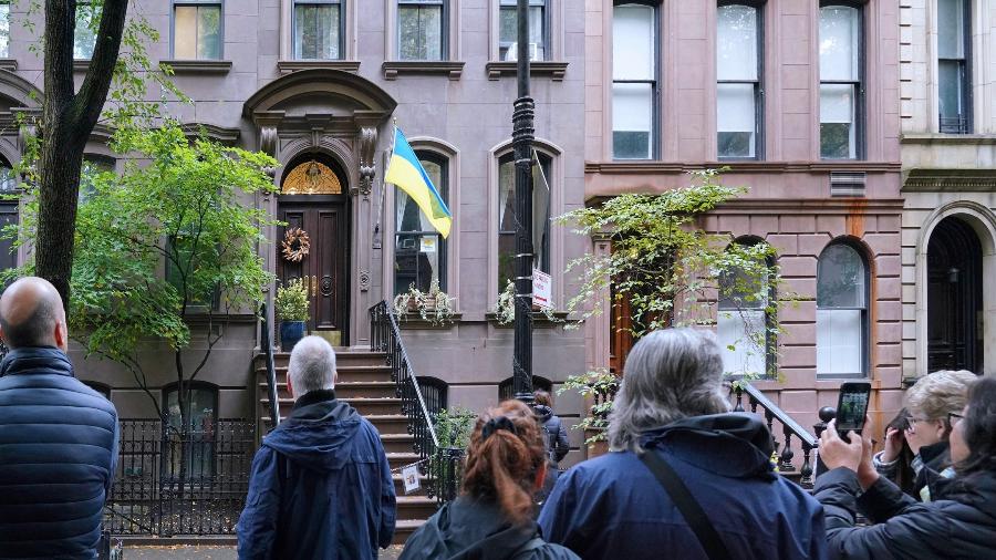 Fãs se aglomerando em frente ao apartamento de Carrie Bradshaw, de "Sex and the City" em outubro de 2022. Endereço real fica no West Village, em Manhattan, Nova York - peterspiro/Getty Images