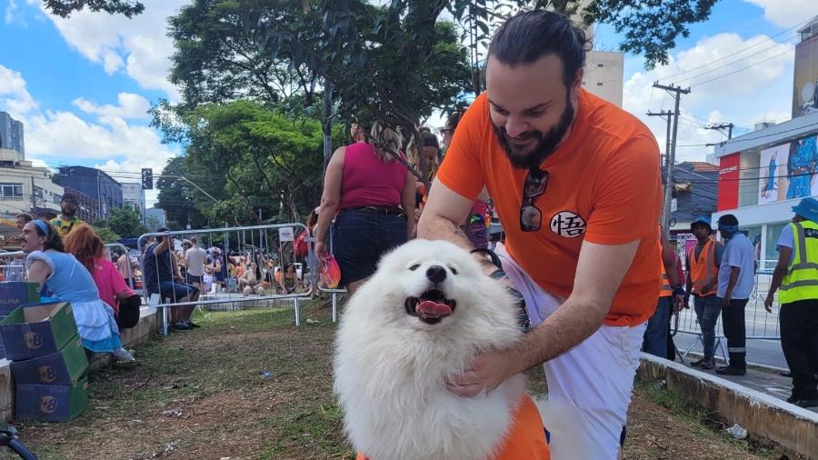 Giorgio Toniolo e o cachorro, Loki, curtem Carnaval fantasiados de Goku