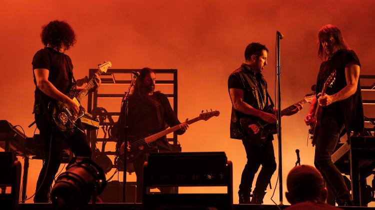 O Nine Inch Nails em ação, durante show em Boston, em 2022