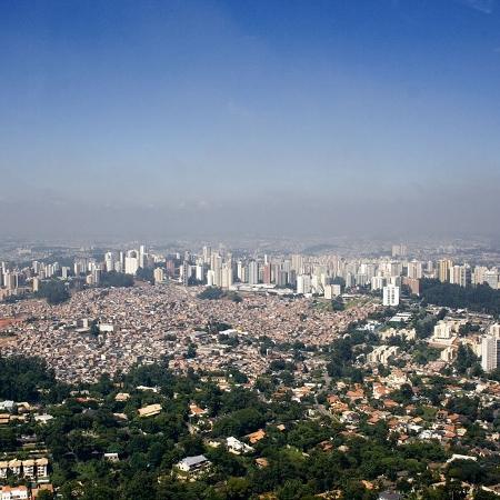 Vista da favela de Paraisópolis, ao centro, cercada pelo verde do bairro do Morumbi