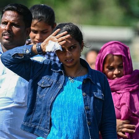 Mulher tenta se proteger do sol em dia quente em Bangalore, na Índia