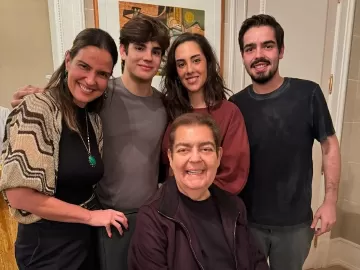 Faustão aparece sorridente em foto rara com a família após transplante