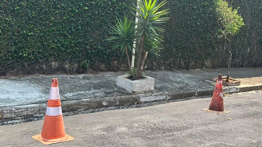 Donos da rua? Cones bloqueiam estacionamento de veículos em via pública da capital paulista - Alessandro Reis/UOL