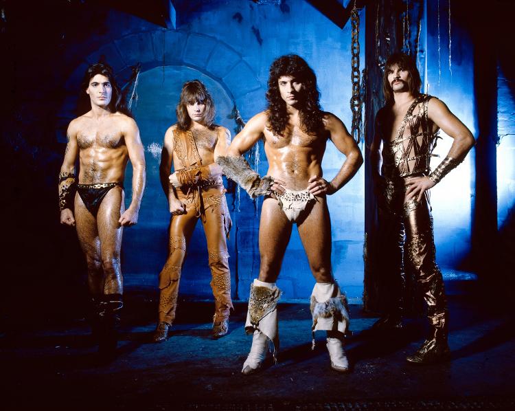 Nos anos 1980, os membros do Manowar gostavam de exibir os corpos; a partir da esq., Joey DeMaio (de sunga de couro preta), Ross the Boss, Eric Adams e Scott Columbus