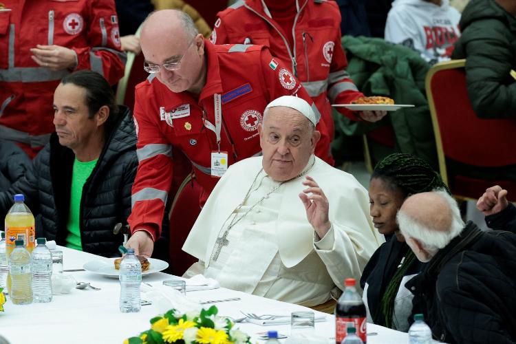Papa Francisco em almoço oferecido pelo Vaticano à população pobre