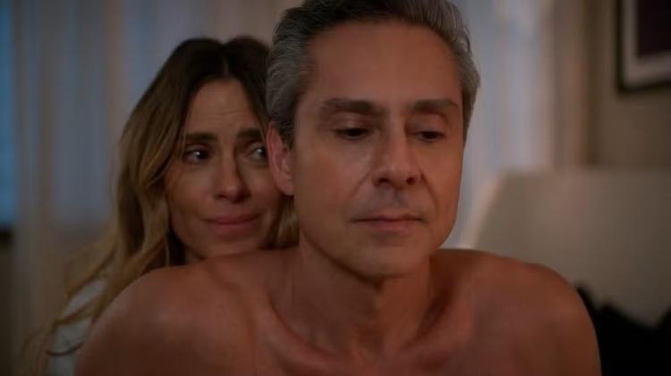 Em 'Vale Tudo', Leila (Carolina Dieckmann) faz revelação a Marco Aurélio (Alexandre Nero)