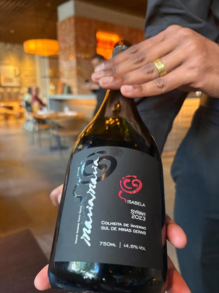 Maria Maria Isabela Syrah 2023, servido no Trintaeum Maria Maria Isabela Syrah 2023, servido no Trintaeum