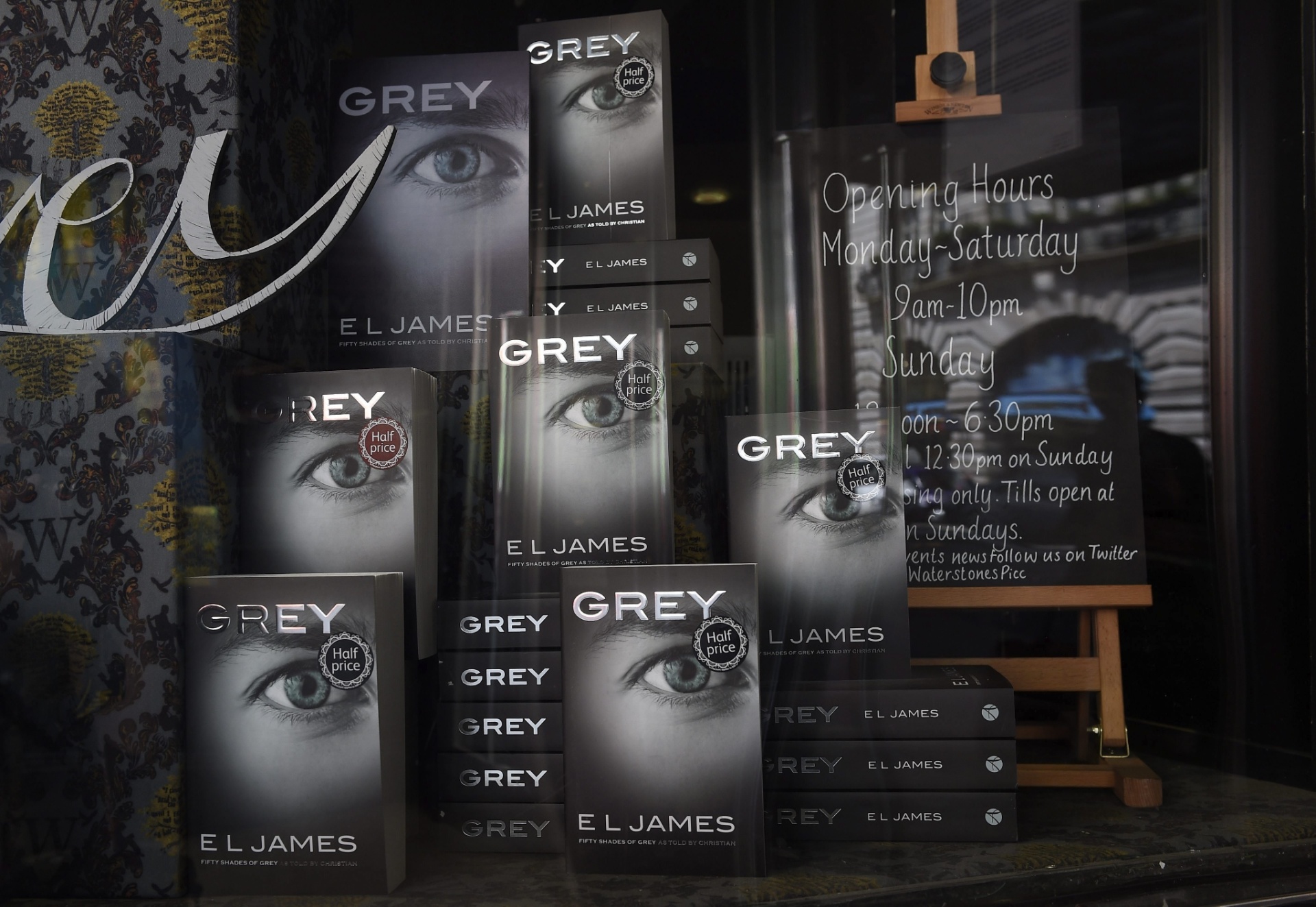 18.jun.2015 - Vitrine de uma livraria no centro de Londres já está decorada com exemplares de "Grey", novo livro de E. L. James - EFE/Facundo Arrizabalaga