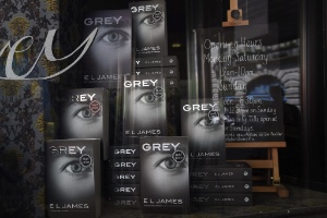 18.jun.2015 - Vitrine de uma livraria no centro de Londres já está decorada com exemplares de "Grey", novo livro de E. L. James - EFE/Facundo Arrizabalaga