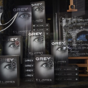18.jun.2015 - Vitrine de uma livraria no centro de Londres já está decorada com exemplares de "Grey", novo livro de E. L. James - EFE/Facundo Arrizabalaga