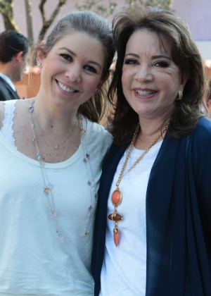 Daniela Beyruti ao lado da mãe, Íris Abravanel, durante lançamento de novela