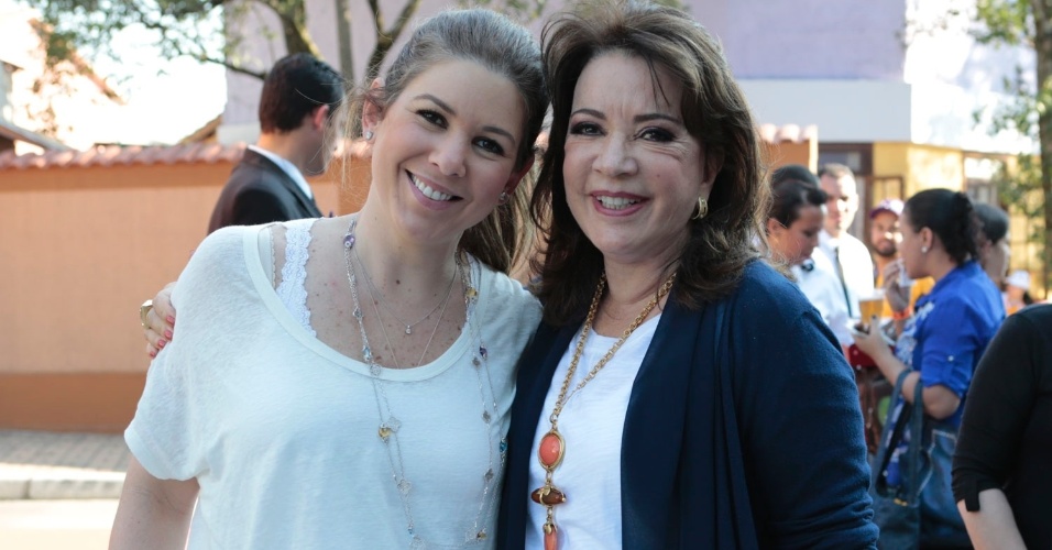 1.ago.2015- Íris Abravanel e a filha Daniela Beyruti, diretora geral do SBT, posam no evento para o lançamento de "Cúmplices de um Resgate" em São Paulo