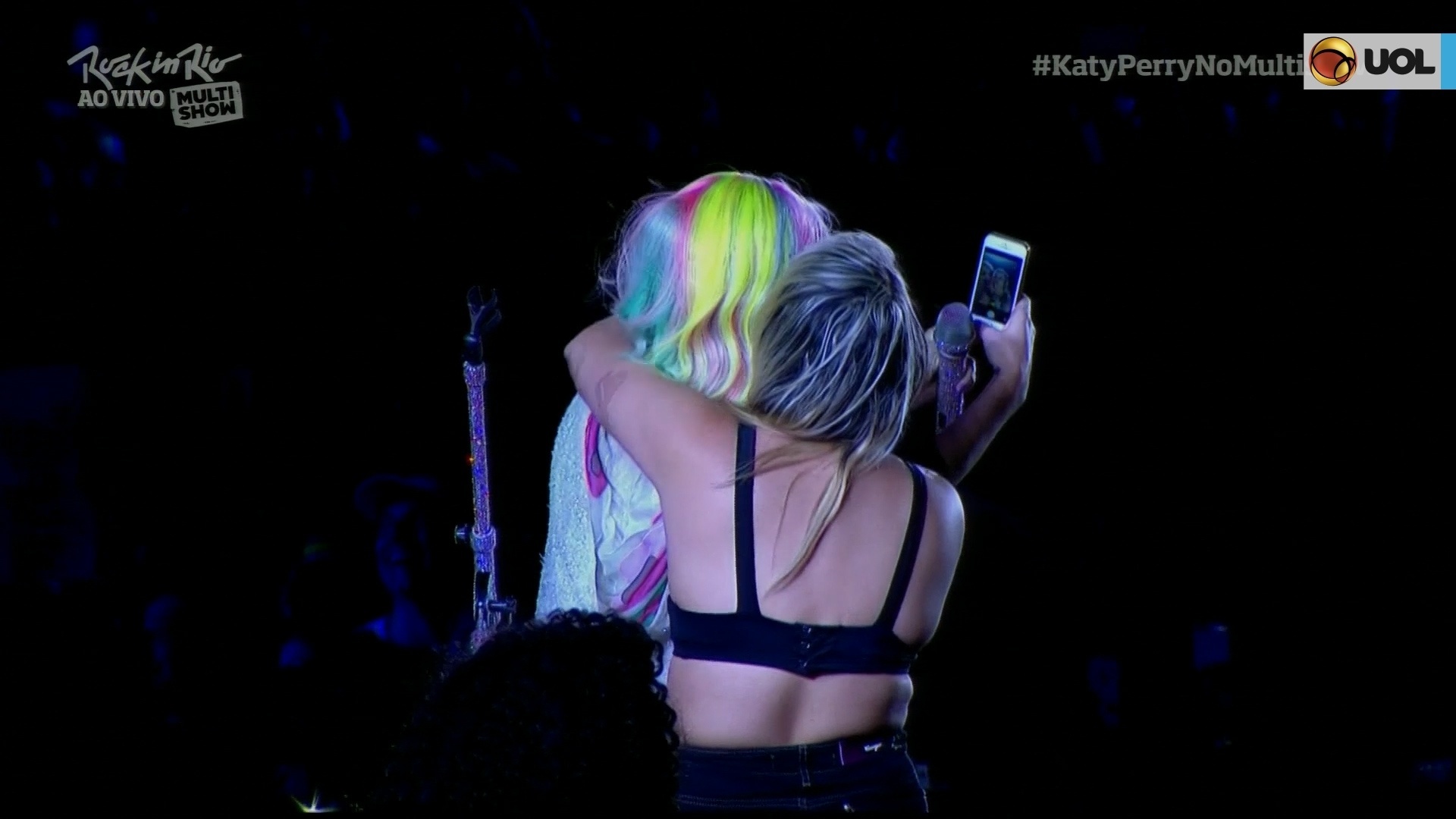 27.set.2015 - Katy Perry chamou uma fã para cima do palco a quem pediu que a ensinasse a falar palavras em português. A cantora ainda recebeu beijos e apertões da fã visivelmente emocionada - Reprodução