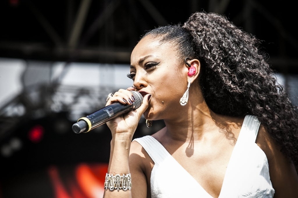 28.nov.2015 - Negra Li, convidada de Thaeme e Thiago, se apresenta no palco Pop do festival Brahma Valley, no Jockey Club de São Paulo. - Lucas Limas/UOL