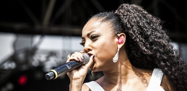 28.nov.2015 - Negra Li, convidada de Thaeme e Thiago, se apresenta no palco Pop do festival Brahma Valley, no Jockey Club de São Paulo. - Lucas Limas/UOL - Lucas Limas/UOL