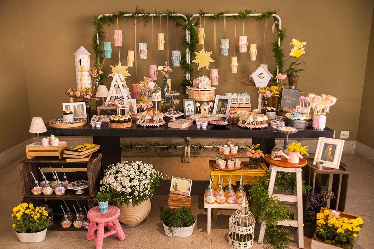 Festa de cinco anos inspirada em Rapunzel, mesa principal - Sandra Pagano/Divulgação