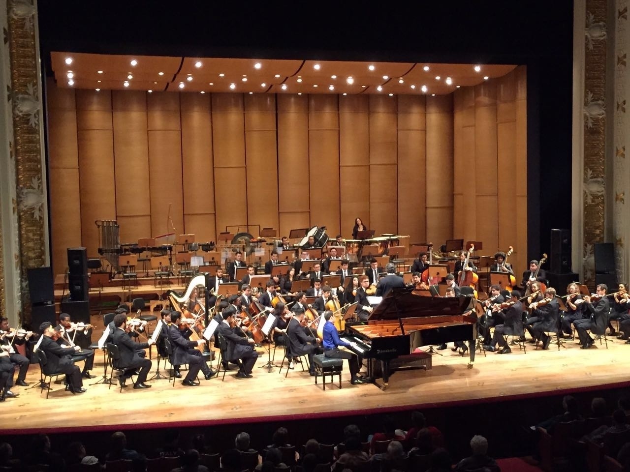 22.mai.2016 - Orquestra Experimental de Repertório lota Municipal - Guilherme Bryan/UOL