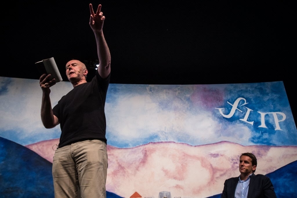 30.jun.2016 - O escritor britânico Irvine Welsh (à esquerda) e o agente literário americano Bill Clegg na mesa "Na Pior em Nova York e Edimburgo" - Keiny Andrade/Folhapress