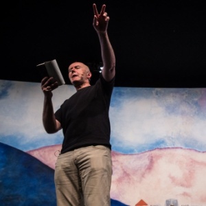 30.jun.2016 - O escritor britânico Irvine Welsh (à esquerda) e o agente literário americano Bill Clegg na mesa "Na Pior em Nova York e Edimburgo" - Keiny Andrade/Folhapress