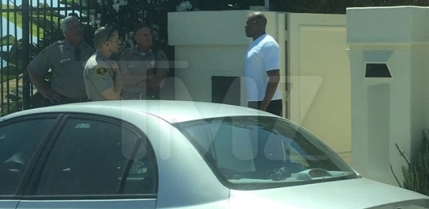 O site especializado em celebridades TMZ divulgou fotos da abordagem policial em frente à casa de Dr. Dre, em Malibu - Reprodução/TMZ - Reprodução/TMZ