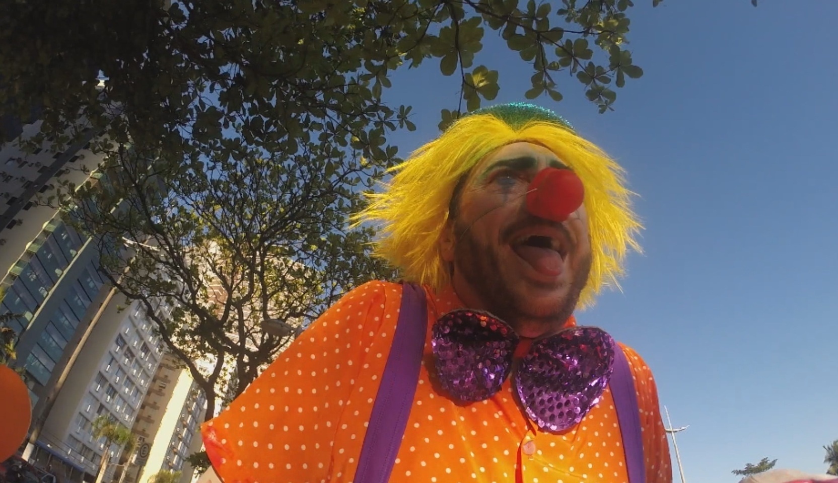 23.out.2016 - Palhaços "atacam" banhistas com tortas na cara em pegadinha do "Programa Silvio Santos" - Divulgação/SBT