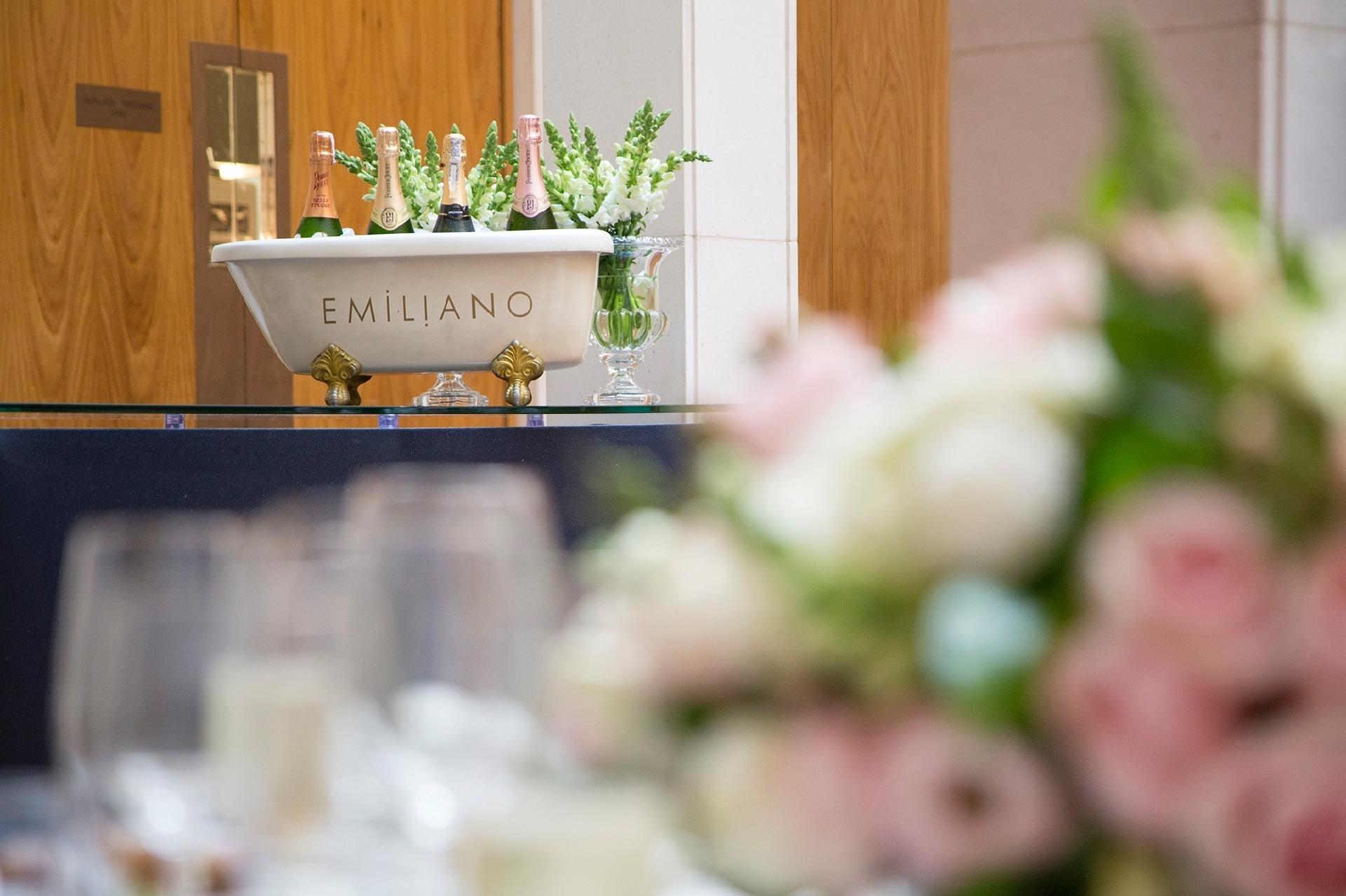 Por ser realizado de dia na maior parte das vezes, o casamento civil é mais comedido quando o assunto é bebida. No entanto, champanhe para brindar o momento é essencial. Mais adocicados, os rosés estão em alta. Uma dica é acomodar garrafas pequeninas em baldes com gelo e fazer desta composição mais um elemento charmoso e descontraído da decoração - Maíra Preto/ Divulgação